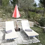 Villa Bujtina Ethan Perondi - Private Swimming Pool