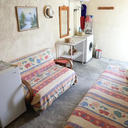 Bujtina Ethan Perondi *