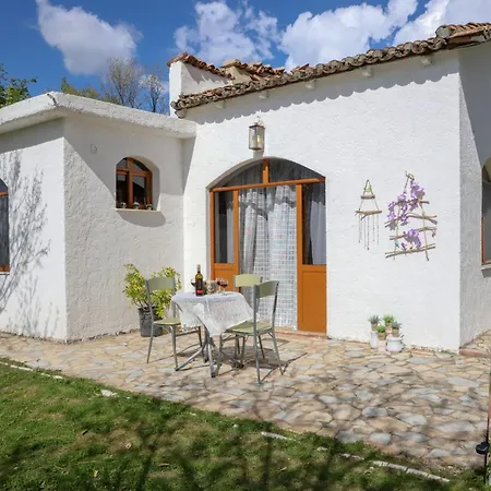 Bujtina Ethan Perondi - Private Swimming Pool Villa *