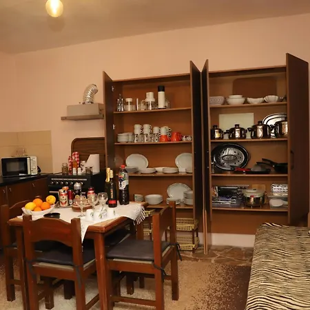 Bujtina Ethan Perondi *