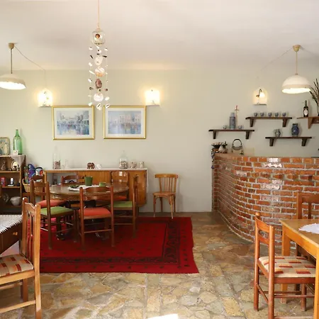 Bujtina Ethan Perondi Κουτσόβα