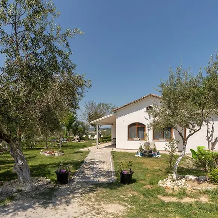 Villa Bujtina Ethan Perondi - Private Swimming Pool