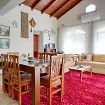 Bujtina Ethan Perondi - Private Swimming Pool Villa