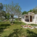 Bujtina Ethan Perondi - Private Swimming Pool Villa