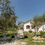 Villa Bujtina Ethan Perondi - Private Swimming Pool