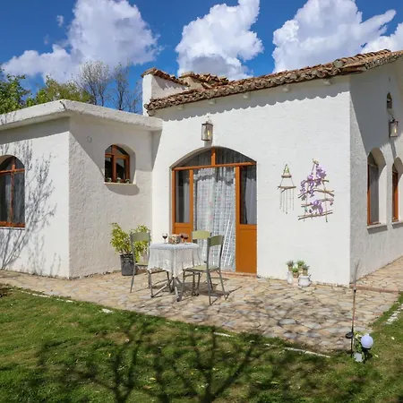 Villa Bujtina Ethan Perondi *