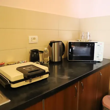 Bujtina Ethan Perondi * Kucove