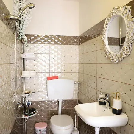 Bujtina Ethan Perondi Villa