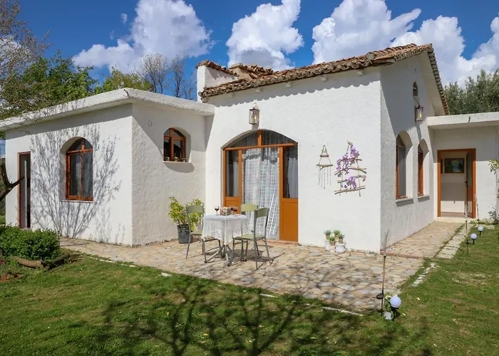 Villa Bujtina Ethan Perondi *