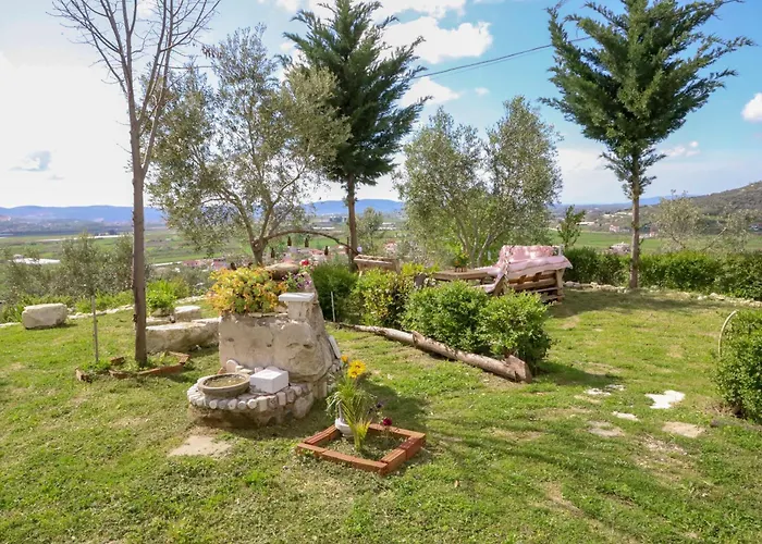 Villa Bujtina Ethan Perondi *