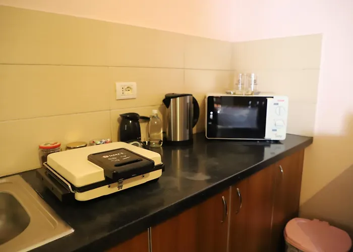 Bujtina Ethan Perondi * Kuçovë