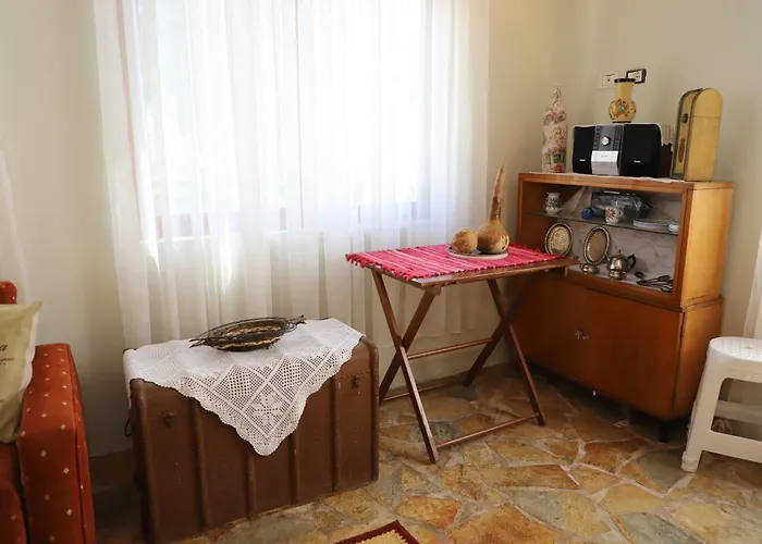 Bujtina Ethan Perondi * Kuçova