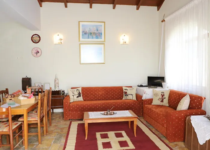 Bujtina Ethan Perondi * Kuçovë